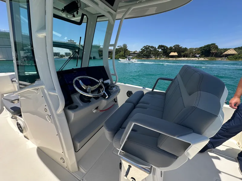 Slide: The Image of Boston Whaler 280 Dauntless 2024 - 10