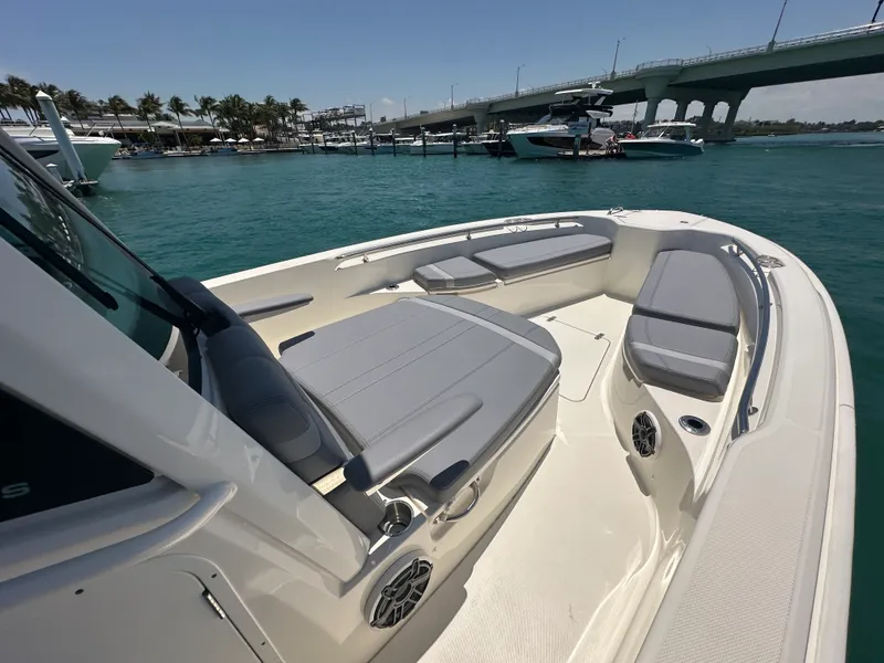 Slide: The Image of Boston Whaler 280 Dauntless 2024 - 13