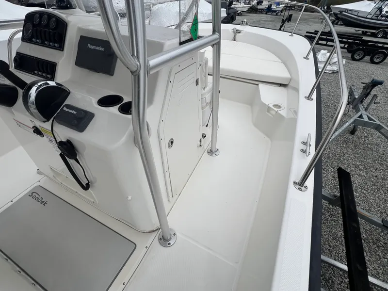 Slide: The Image of Boston Whaler 210 MONTAUK 2016 - 20