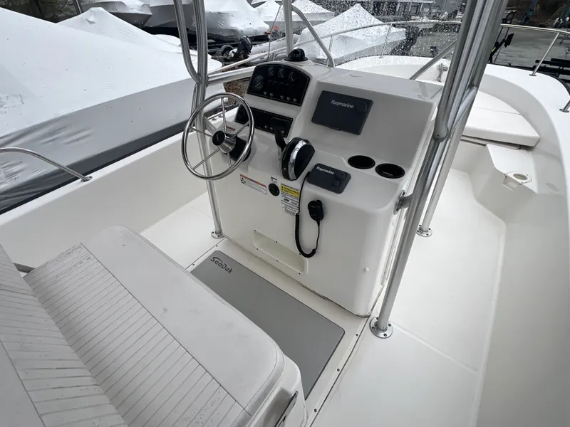 Slide: The Image of Boston Whaler 210 MONTAUK 2016 - 9