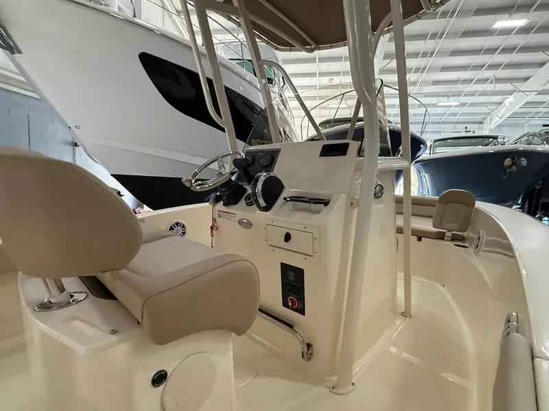 Slide: The Image of Scout 195 Sportfish 2025 - 12