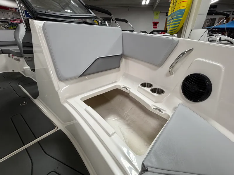 Slide: The Image of Bayliner V20I 2025 - 25