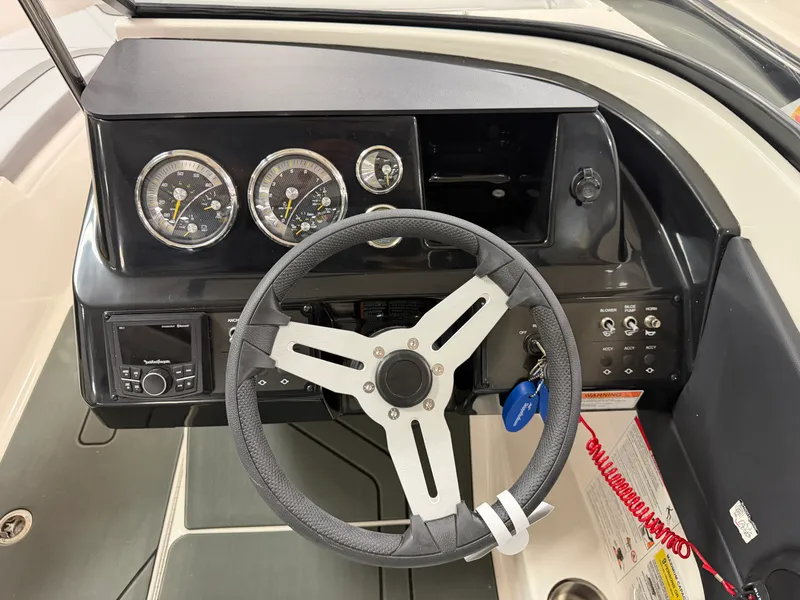 Slide: The Image of Bayliner V20I 2025 - 15