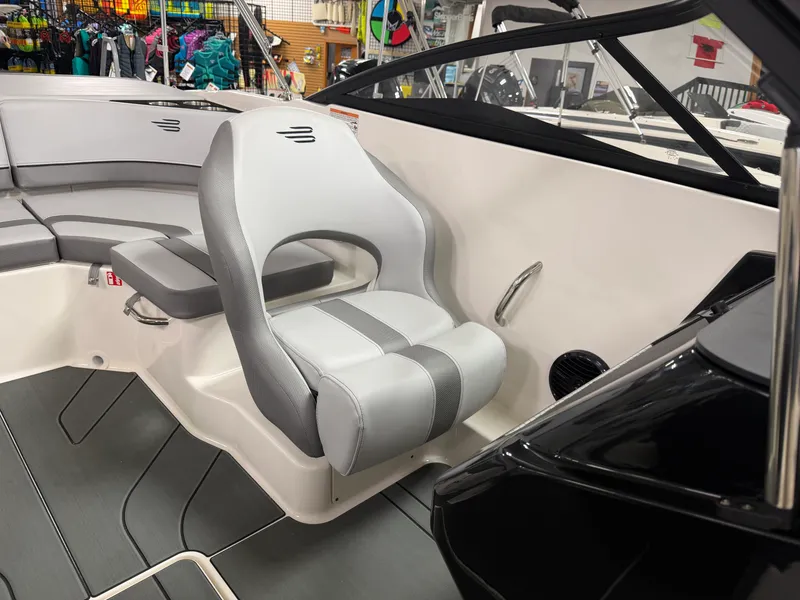 Slide: The Image of Bayliner V20I 2025 - 13