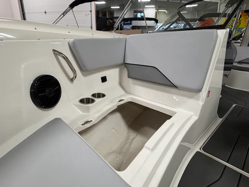 Slide: The Image of Bayliner V20I 2025 - 27