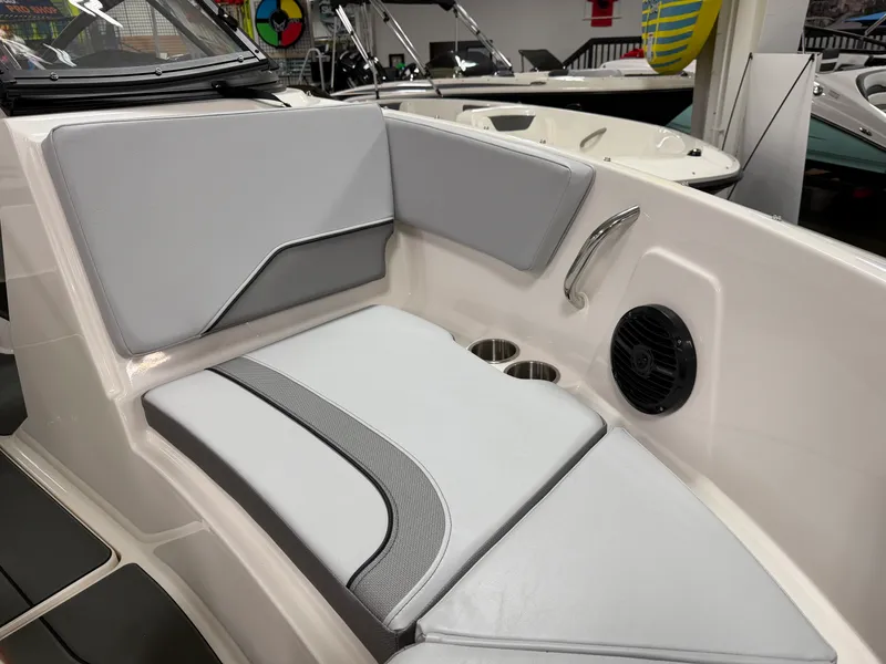 Slide: The Image of Bayliner V20I 2025 - 24