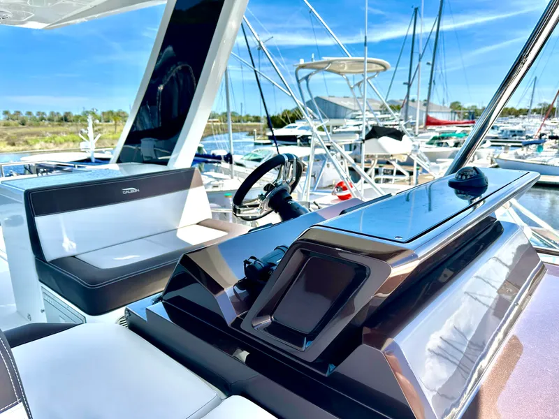 Slide: The Image of Galeon 500 FLY 2022 - 25