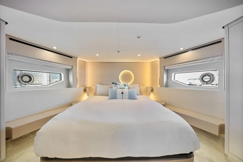 Slide: The Image of Azimut 68 FLY 2025 - 27