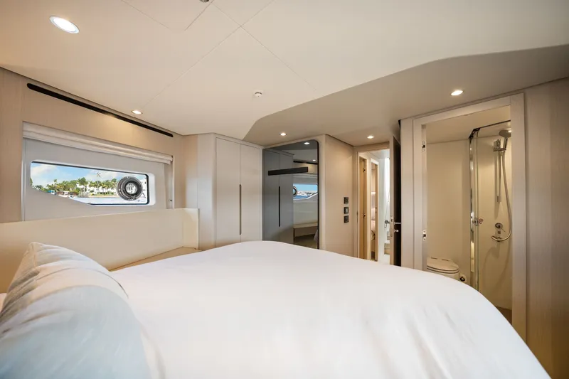 Slide: The Image of Azimut 68 FLY 2025 - 29