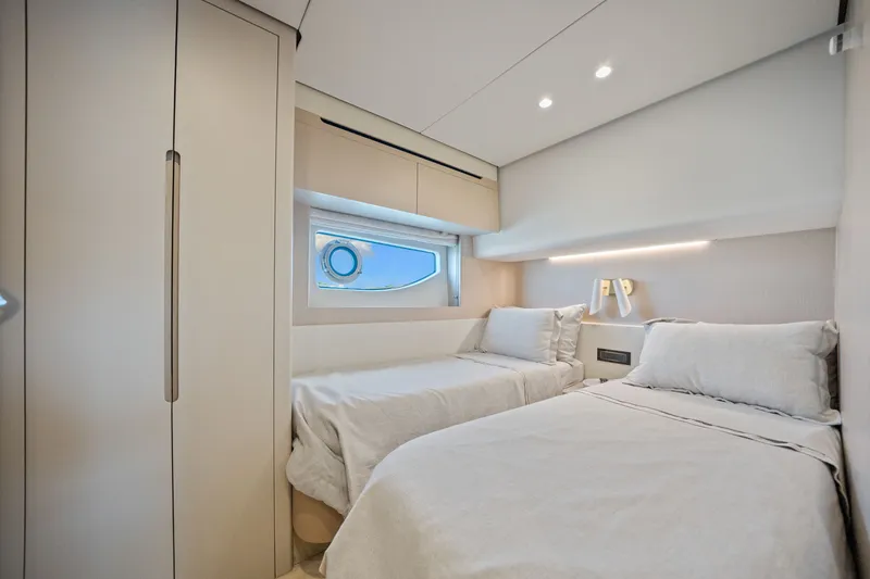 Slide: The Image of Azimut 68 FLY 2025 - 37