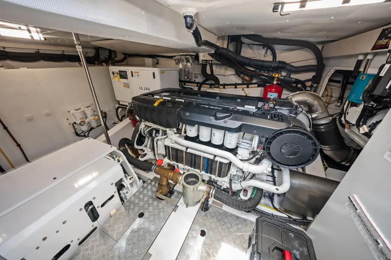 Slide: The Image of Azimut 68 FLY 2025 - 76