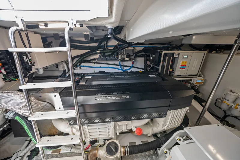 Slide: The Image of Azimut 68 FLY 2025 - 82