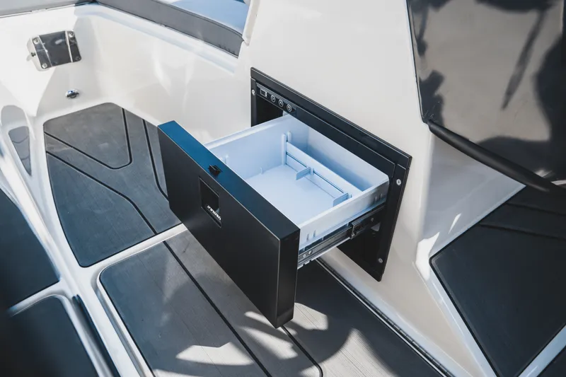 Slide: The Image of Bayliner V20I 2025 - 6