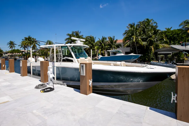 Slide: The Image of Boston Whaler 380 OUTRAGE 2024 - 14