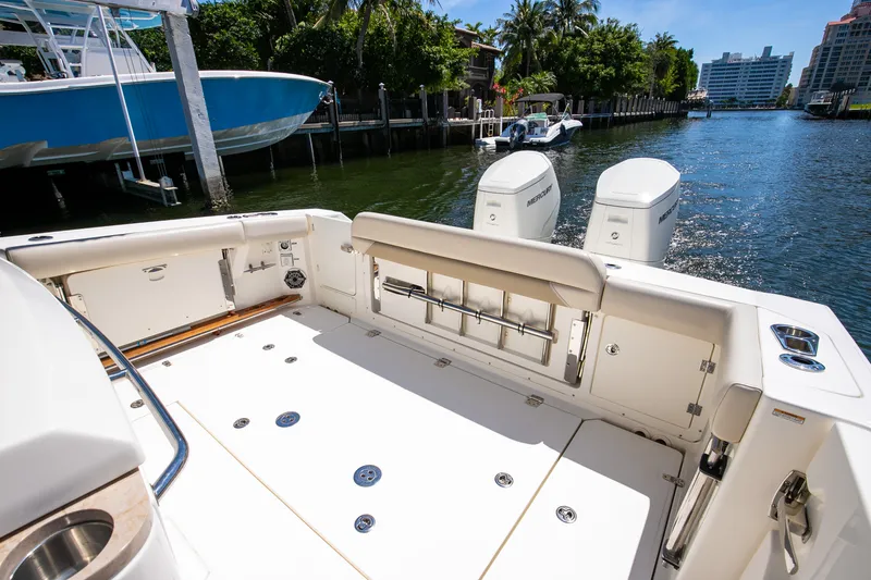 Slide: The Image of Boston Whaler 380 OUTRAGE 2024 - 26