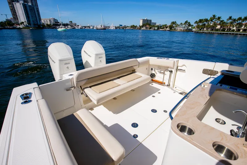 Slide: The Image of Boston Whaler 380 OUTRAGE 2024 - 28