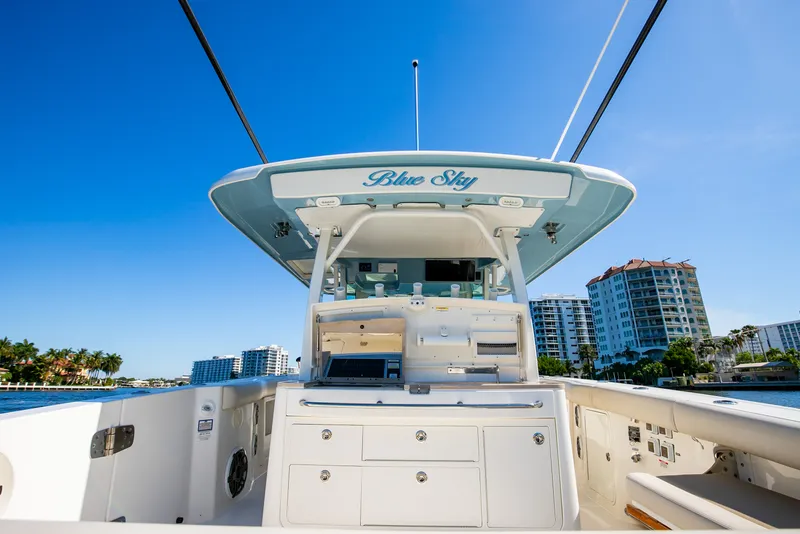 Slide: The Image of Boston Whaler 380 OUTRAGE 2024 - 38