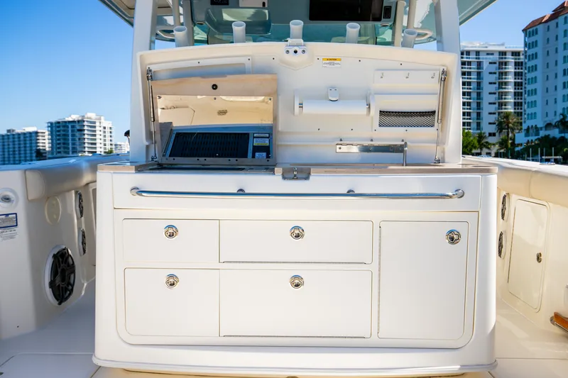 Slide: The Image of Boston Whaler 380 OUTRAGE 2024 - 40
