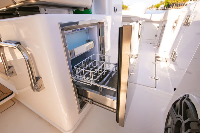 Slide: The Image of Boston Whaler 380 OUTRAGE 2024 - 42