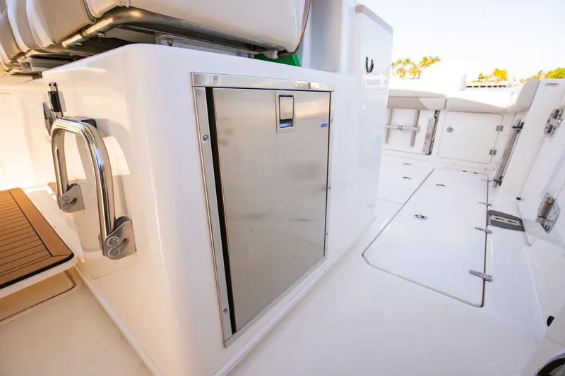 Slide: The Image of Boston Whaler 380 OUTRAGE 2024 - 43