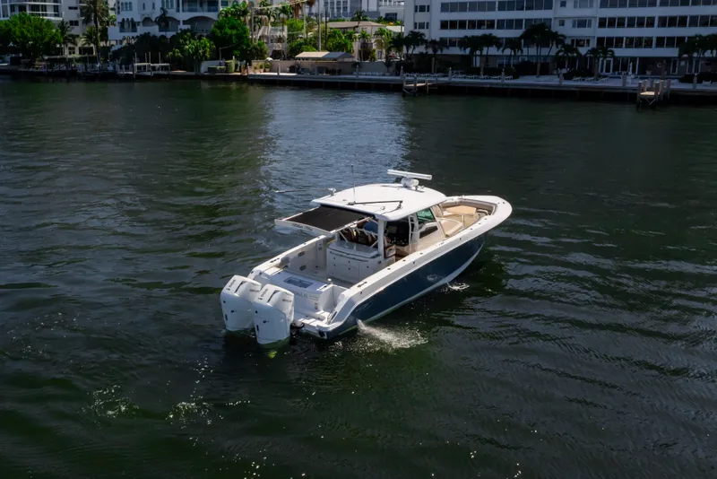 Slide: The Image of Boston Whaler 380 OUTRAGE 2024 - 5
