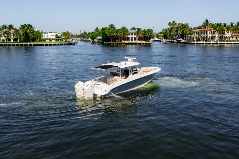 Slide: The Image of Boston Whaler 380 OUTRAGE 2024 - 6
