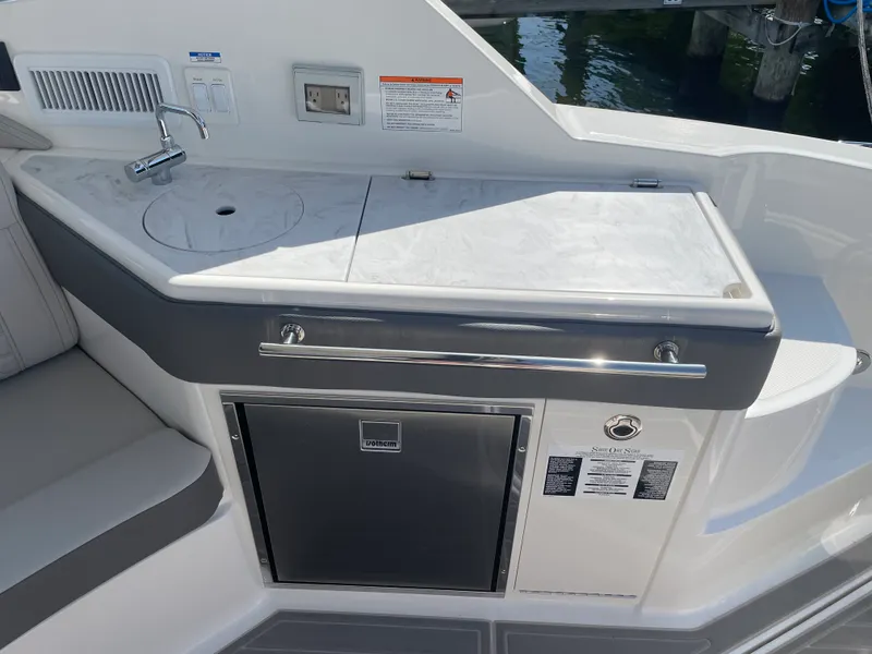 Slide: The Image of Sea Ray Sundancer 320 2026 - 38