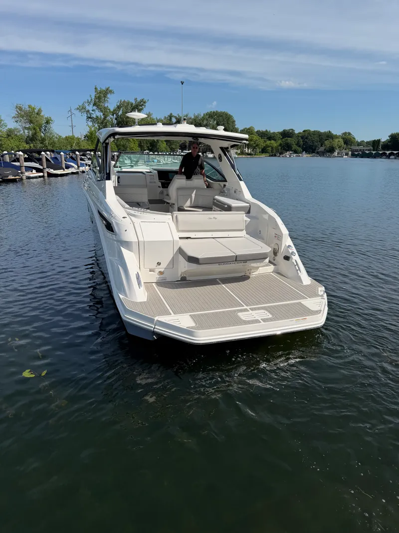 Slide: The Image of Sea Ray Sundancer 320 2026 - 11