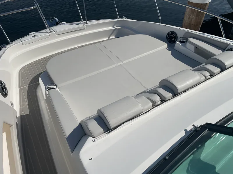 Slide: The Image of Sea Ray Sundancer 320 2026 - 15