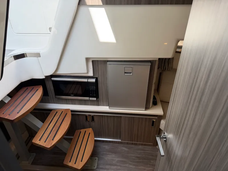 Slide: The Image of Sea Ray Sundancer 320 2026 - 53