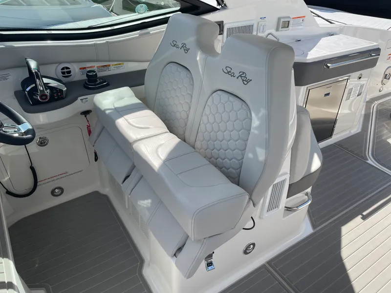 Slide: The Image of Sea Ray Sundancer 320 2026 - 25