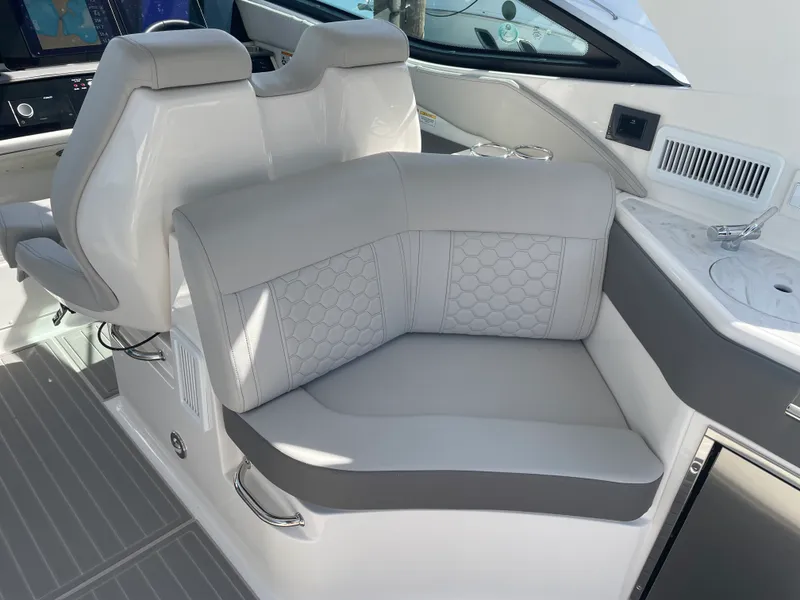 Slide: The Image of Sea Ray Sundancer 320 2026 - 36