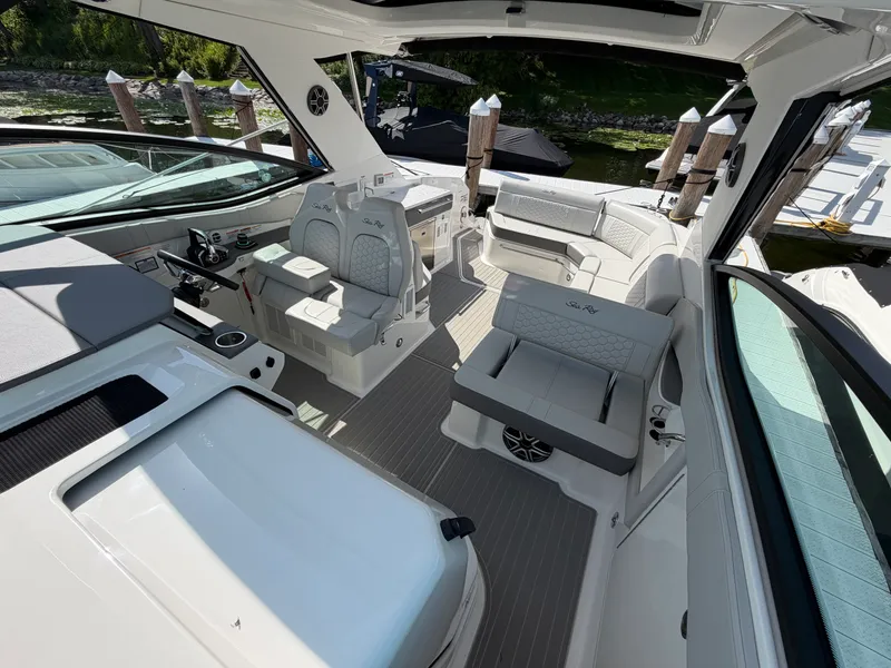 Slide: The Image of Sea Ray Sundancer 320 2026 - 14