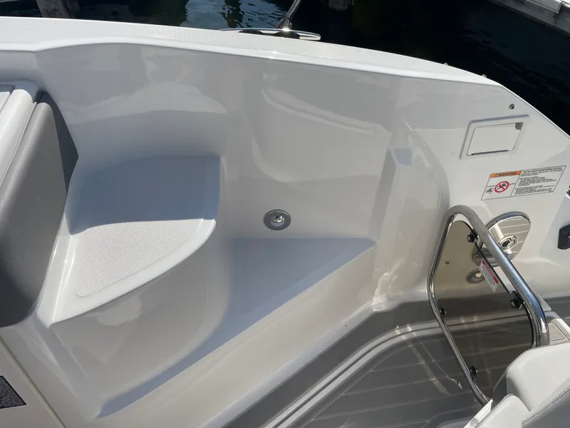 Slide: The Image of Sea Ray Sundancer 320 2026 - 39