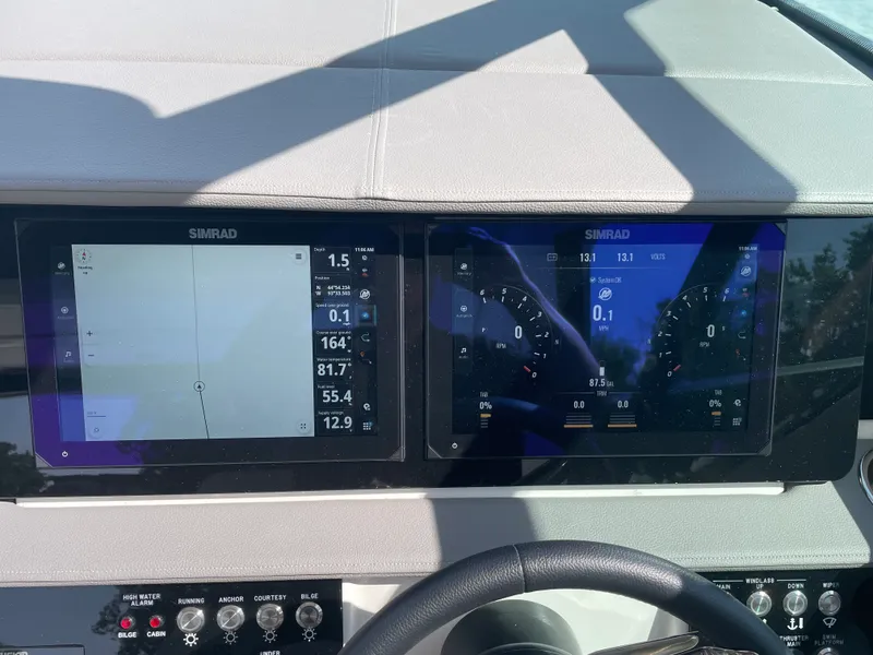 Slide: The Image of Sea Ray Sundancer 320 2026 - 27