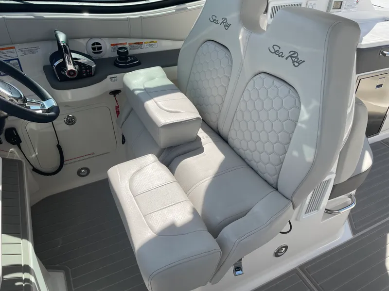 Slide: The Image of Sea Ray Sundancer 320 2026 - 24