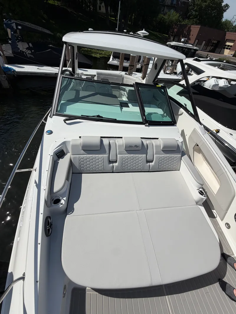 Slide: The Image of Sea Ray Sundancer 320 2026 - 13