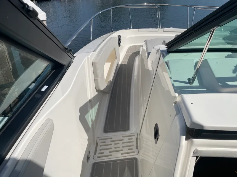 Slide: The Image of Sea Ray Sundancer 320 2026 - 18
