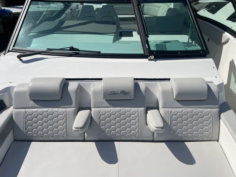 Slide: The Image of Sea Ray Sundancer 320 2026 - 16