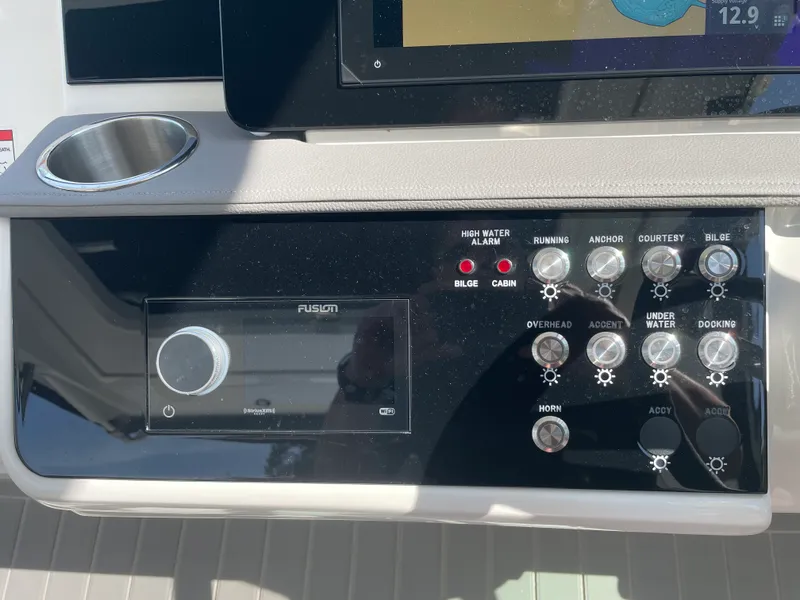 Slide: The Image of Sea Ray Sundancer 320 2026 - 26