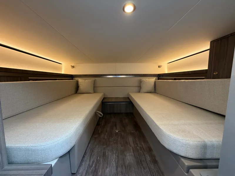 Slide: The Image of Sea Ray Sundancer 320 2026 - 55