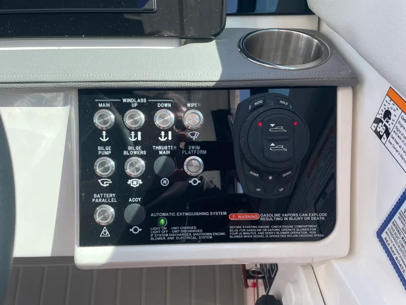 Slide: The Image of Sea Ray Sundancer 320 2026 - 28