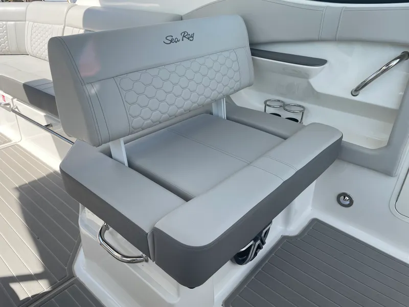 Slide: The Image of Sea Ray Sundancer 320 2026 - 49