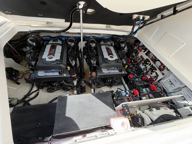 Slide: The Image of Sea Ray Sundancer 320 2026 - 61
