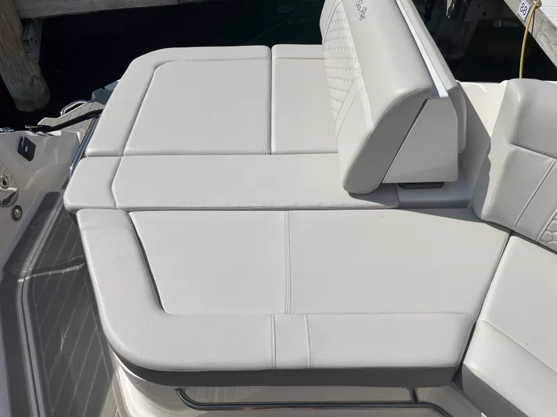 Slide: The Image of Sea Ray Sundancer 320 2026 - 42