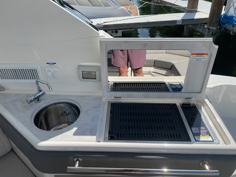 Slide: The Image of Sea Ray Sundancer 320 2026 - 33