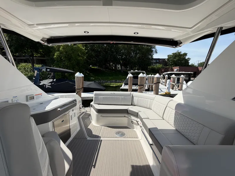Slide: The Image of Sea Ray Sundancer 320 2026 - 30