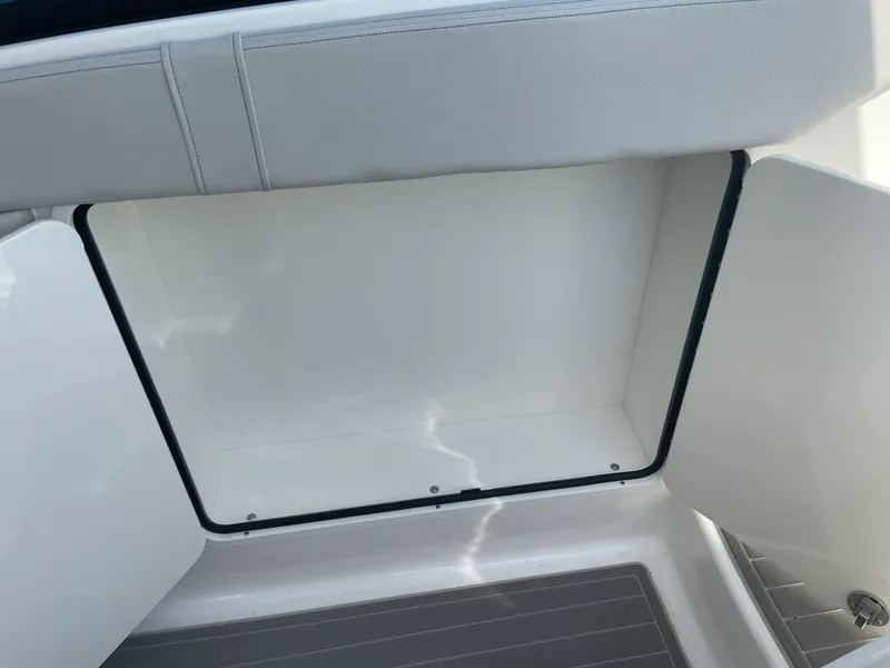 Slide: The Image of Sea Ray Sundancer 320 2026 - 20