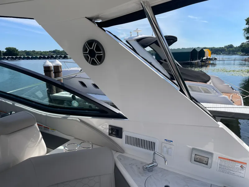Slide: The Image of Sea Ray Sundancer 320 2026 - 35