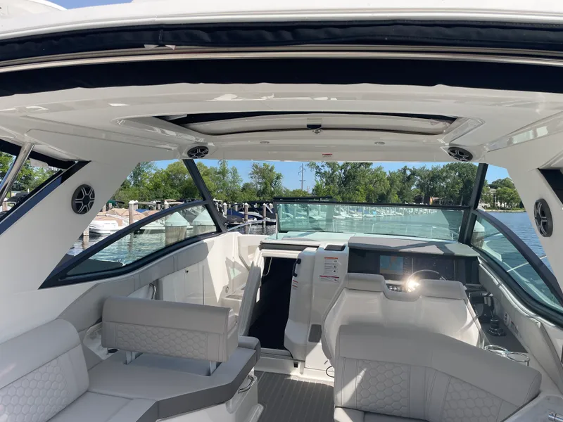 Slide: The Image of Sea Ray Sundancer 320 2026 - 34